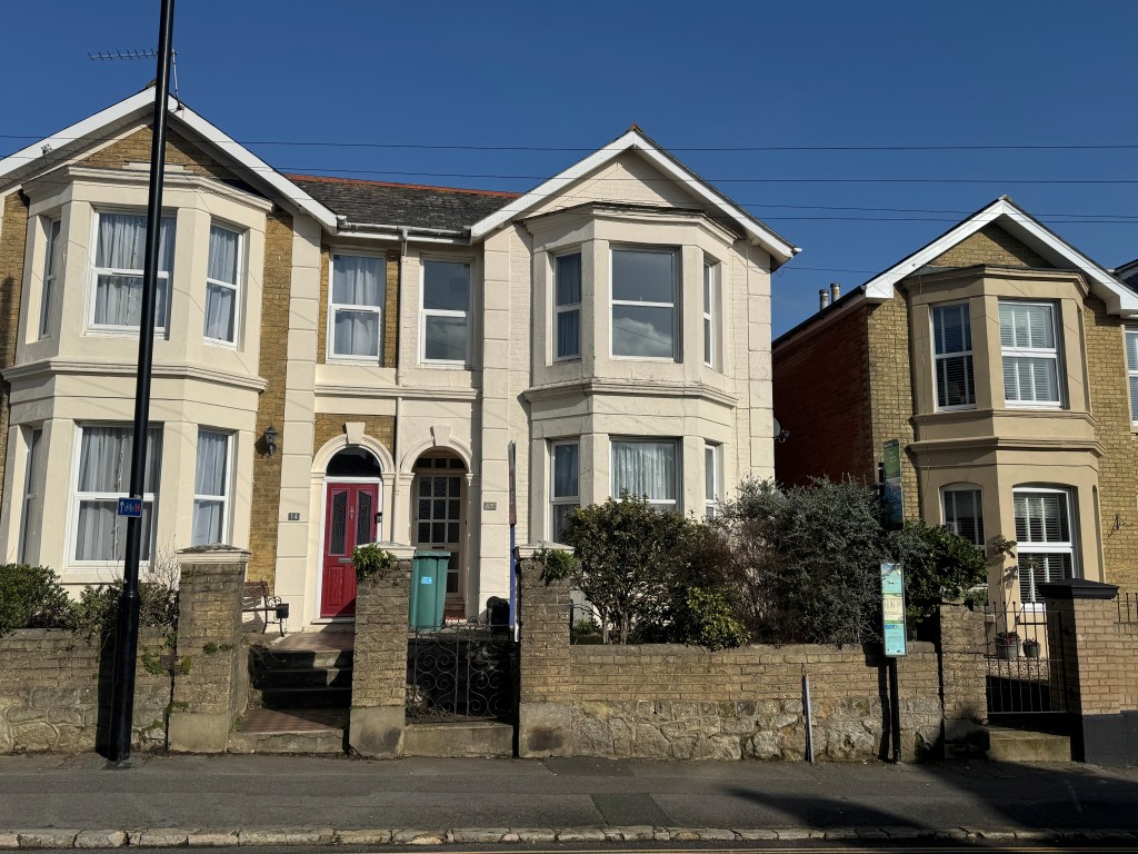 Lot: 165 - TWO-BEDROOM TOWN-CENTRE APARTMENT FOR INVESTMENT OR OCCUPATION - Alternative Street View